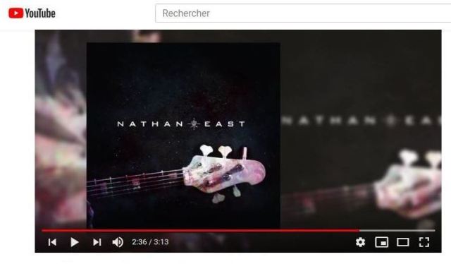 (Capture d'écran d'une vidéo sur la chaîne YouTube de Nathan East.)
