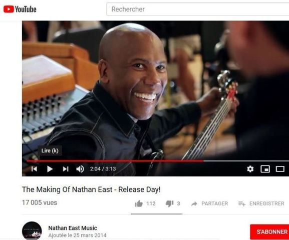 (Capture d'écran d'une vidéo sur la chaîne YouTube de Nathan East.)